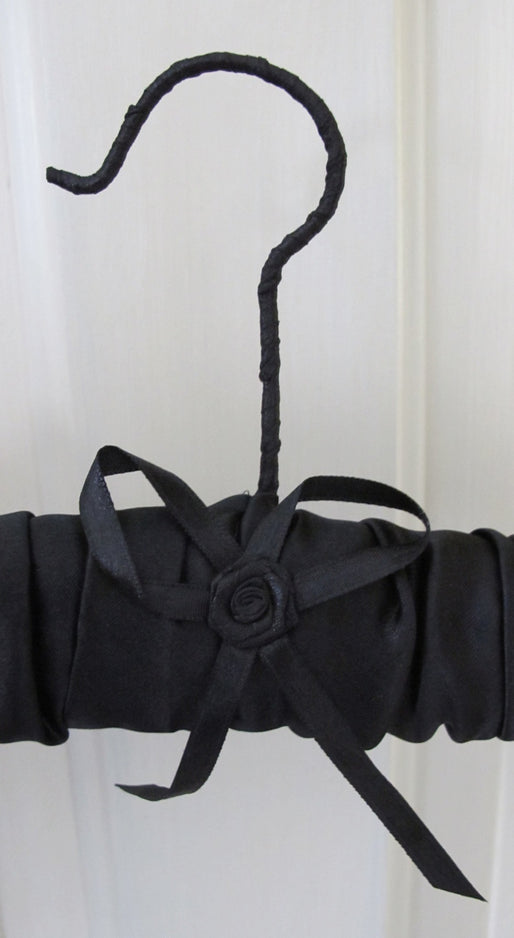 Black Satin Padded Hanger Tuttabankem