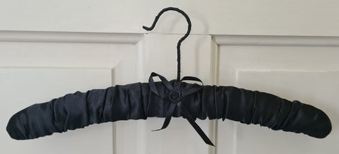 Black Satin Padded Hanger Tuttabankem