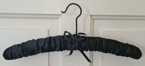 Black Satin Padded Hanger Tuttabankem