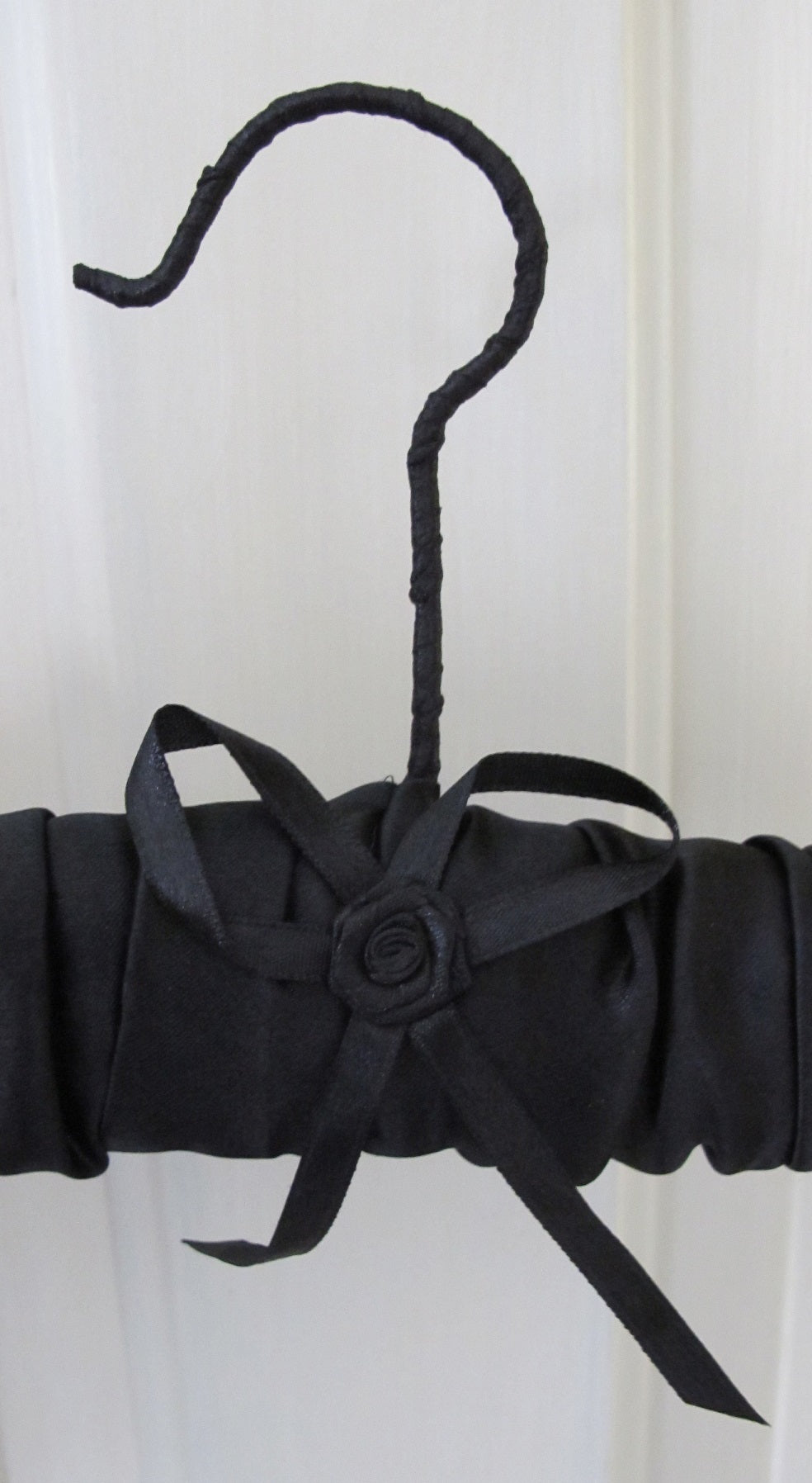Black Satin Padded Hanger Tuttabankem